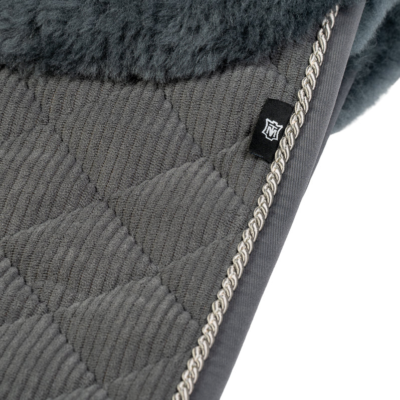 Mattes Lammfellschabracke Herbst/Winter 2025 – Bild 6