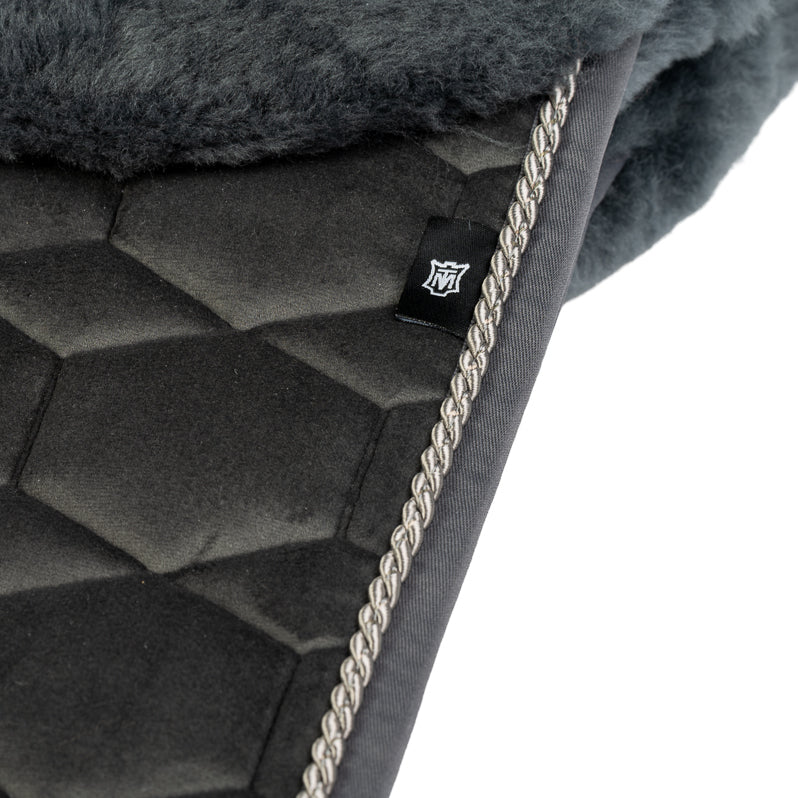 Mattes Lammfellschabracke Herbst/Winter 2025 – Bild 3