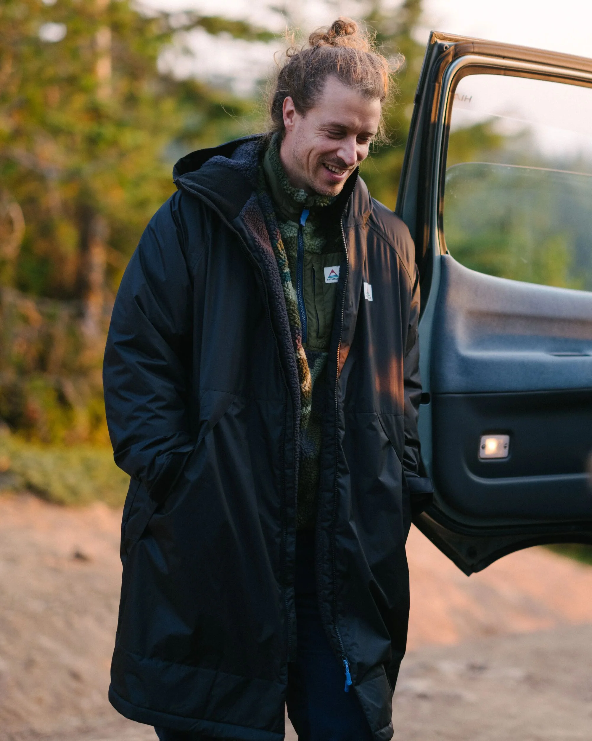 Tempest Wasserdichter Surf-Poncho - Schwarz – Bild 3