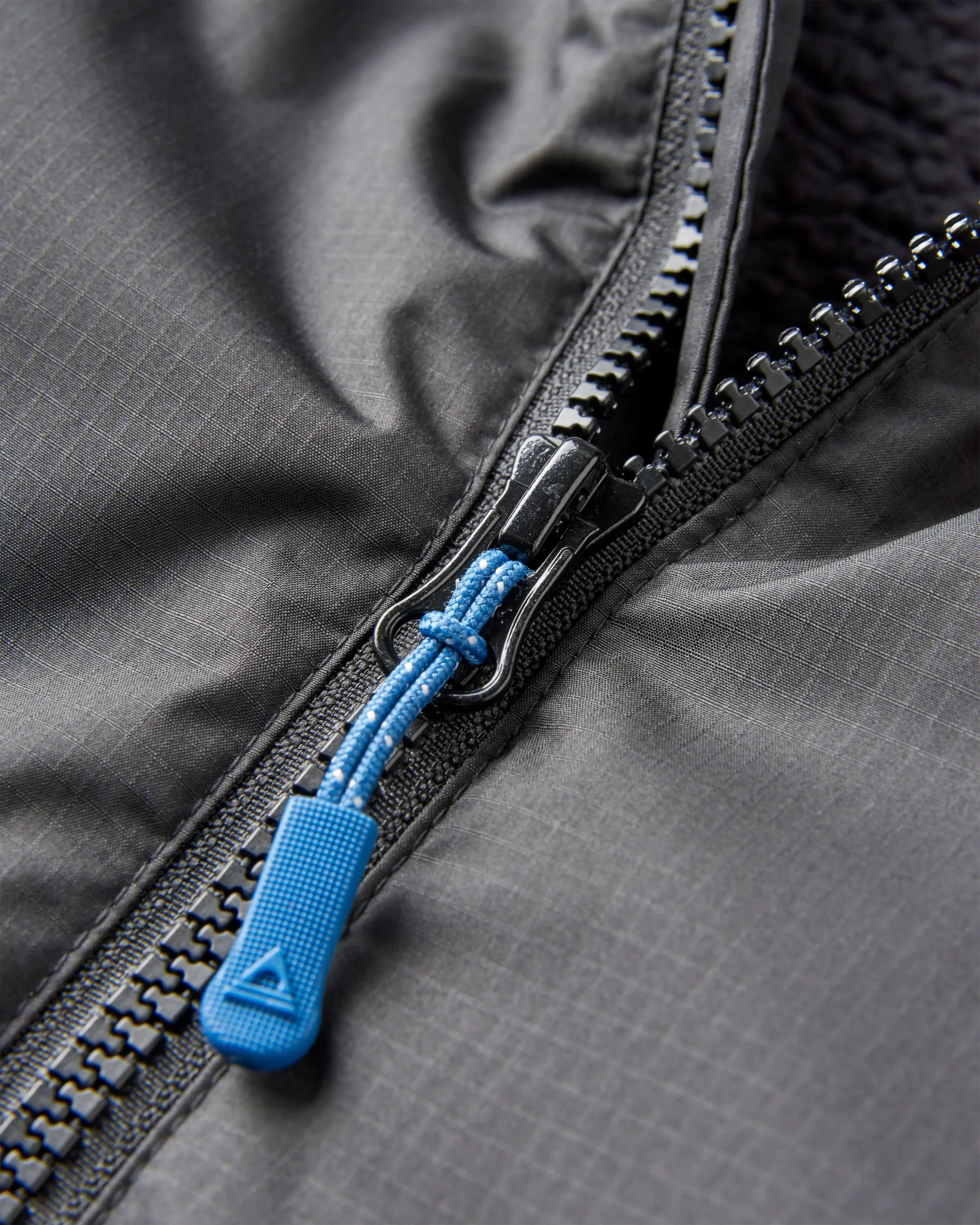 Tempest Wasserdichter Surf-Poncho - Schwarz – Bild 7